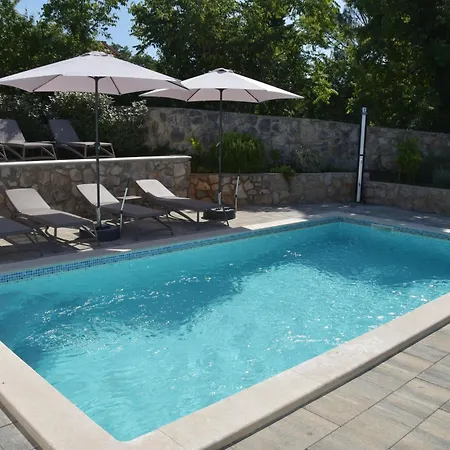 Vakantiehuis Diny With Pool