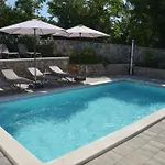Dom wakacyjny Diny With Pool