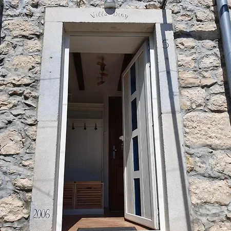 Diny With Pool Dom wakacyjny Pinezići