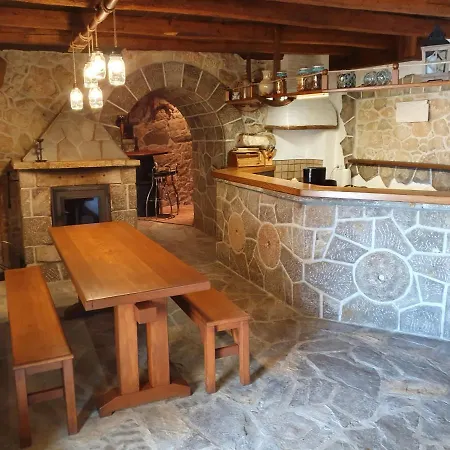 Dom wakacyjny Diny With Pool Pinezići