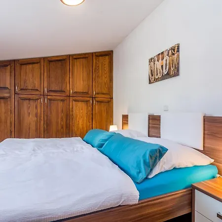 Dom wakacyjny Diny With Pool Pinezići