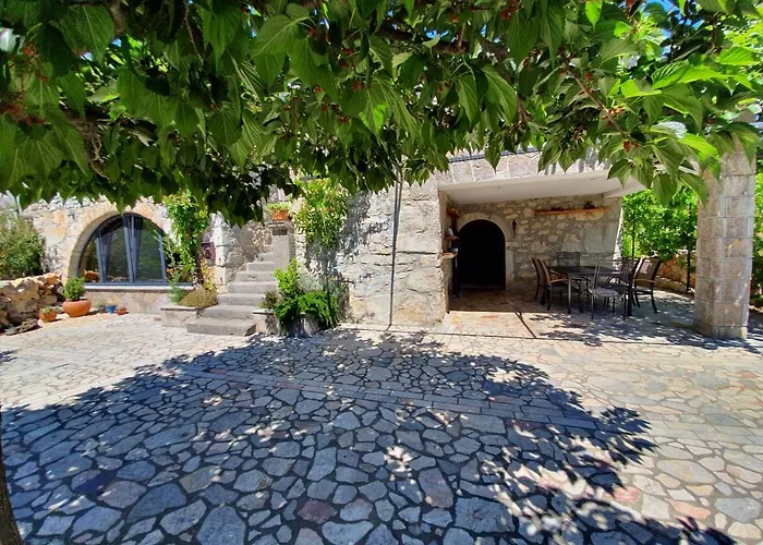 Dom wakacyjny Diny With Pool