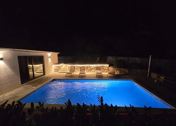 Dom wakacyjny Diny With Pool *
