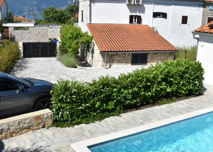Diny With Pool Pinezići