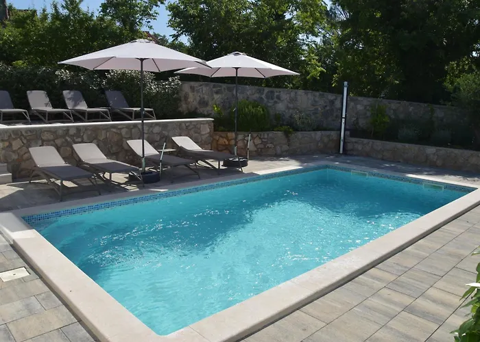 Dom wakacyjny Diny With Pool